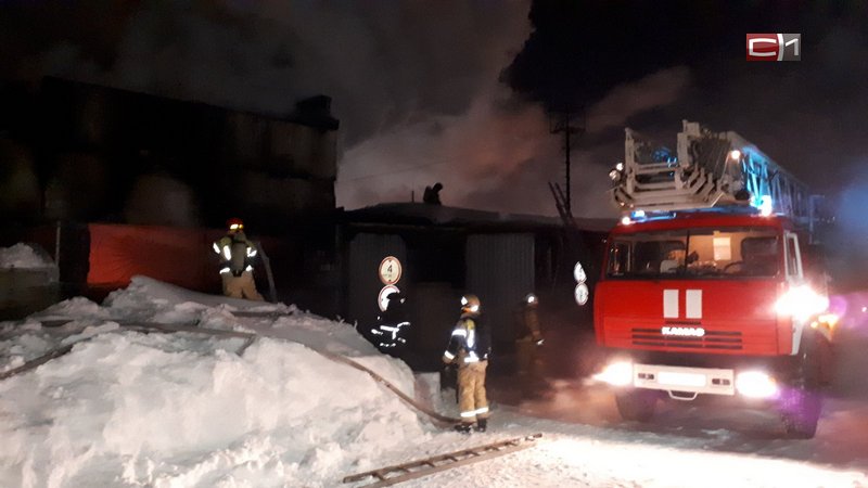 В Сургуте крупный пожар - горит гараж с тяжелой техникой