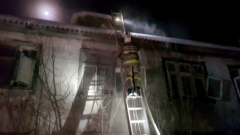 «Еще минута — и было бы поздно»: в Югре пожарные вытащили из огня двух человек