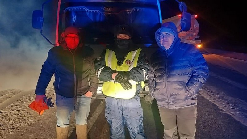 Госавтоинспекторы Югры помогли водителям большегруза с замерзшим бензобаком
