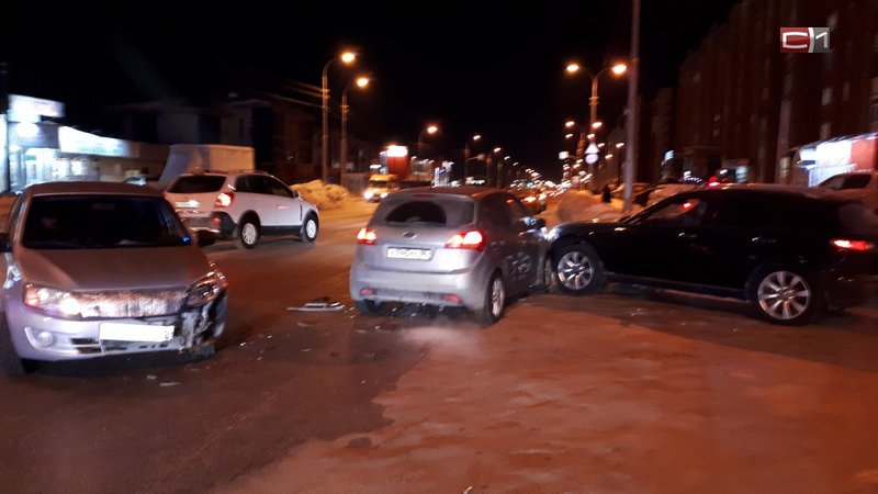 В Сургуте «Ладу» выбросило на встречку — в аварии пострадали 4 автомобиля. ФОТО