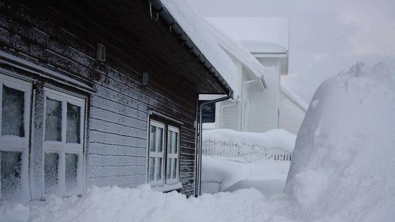 В Югре пенсионера придавило снегом насмерть