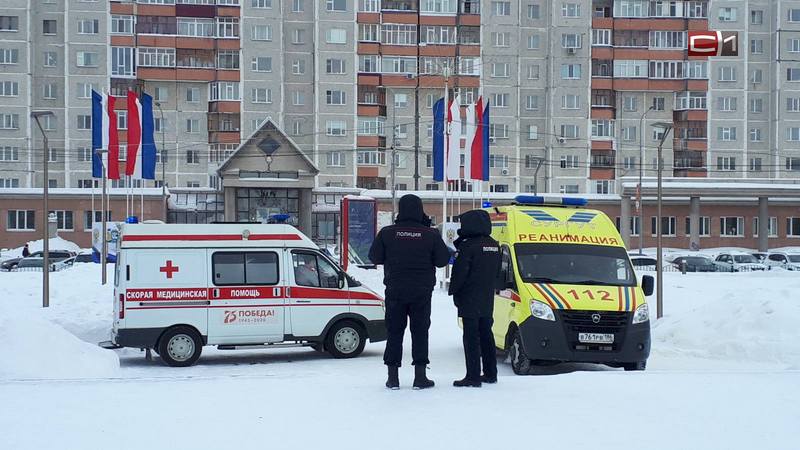 В Сургуте около здания мэрии медики борются за жизнь мужчины