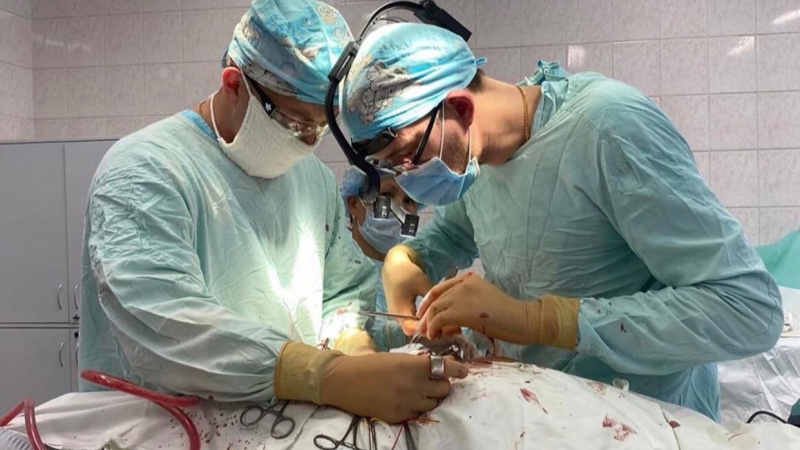 Хирурги Югры провели 6-часовую операцию и спасли пациента от ампутации