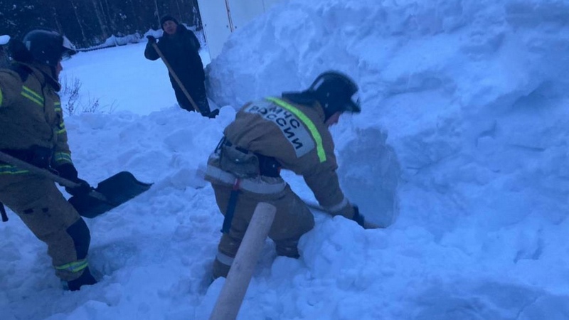 В Югре пожарные вытащили женщину из-под завала снега