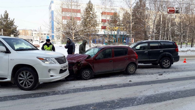 Массовая авария с пострадавшим в Сургуте возле администрации города. ФОТО