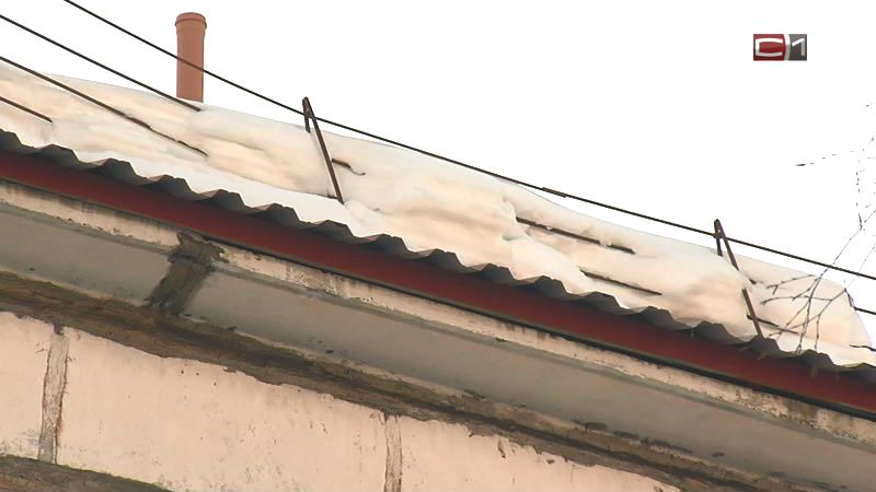 В Югре пенсионер умер во время чистки снега на крыше