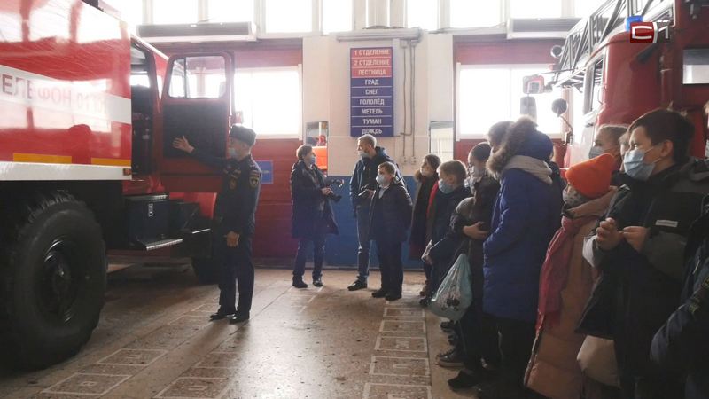 Кто такой огнеборец? Пожарные Сургутского района пригласили школьников к себе в депо