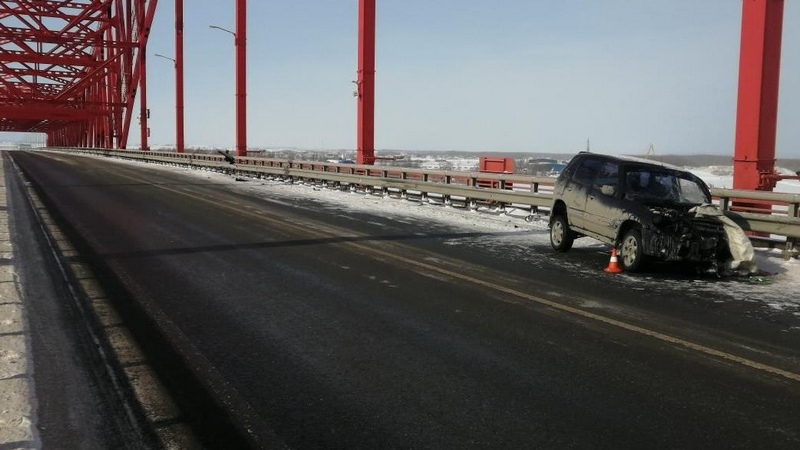 В Югре водитель уснул за рулем и врезался в ограждение на мосту