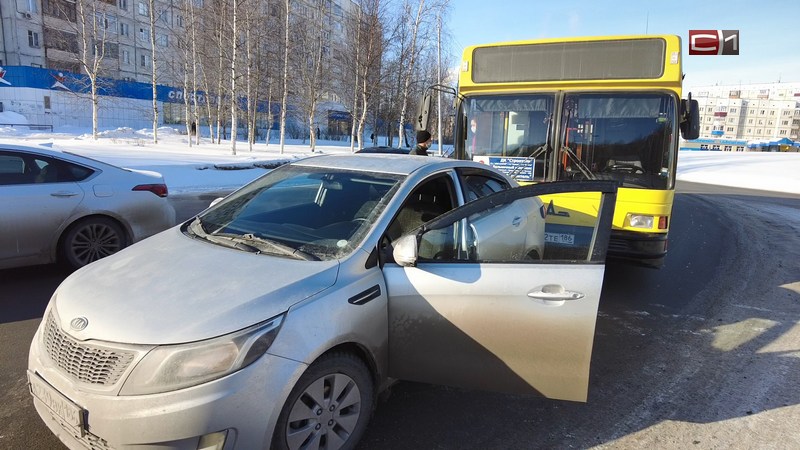 В Сургуте пассажирский автобус попал в аварию на оживленном кольце