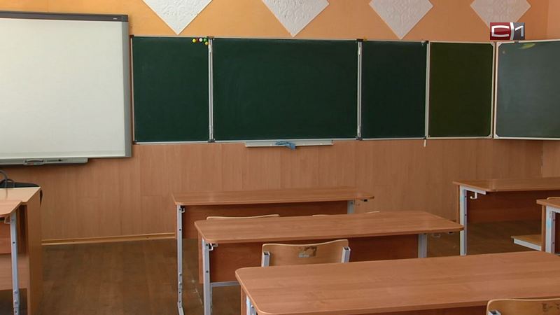 «Увольнение с фото не связано»: в Югре скандал из-за пикантных снимков учителя