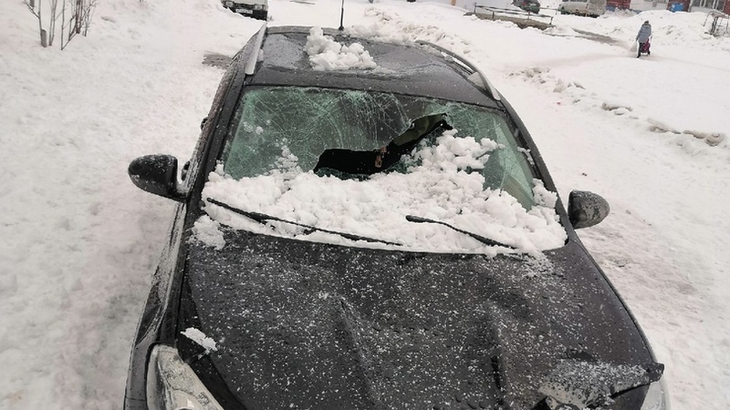 Снежная глыба с крыши дома повредила автомобиль в Нижневартовске. ВИДЕО