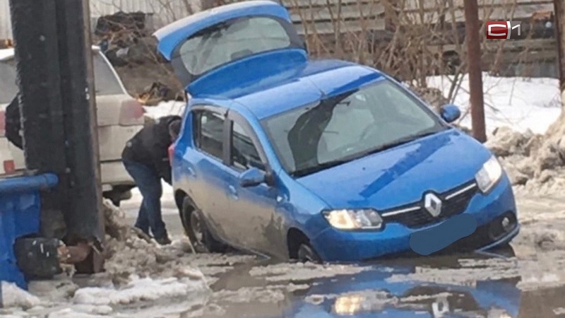 Автомобиль пошел ко дну посреди затопленной дороги в Нефтеюганске