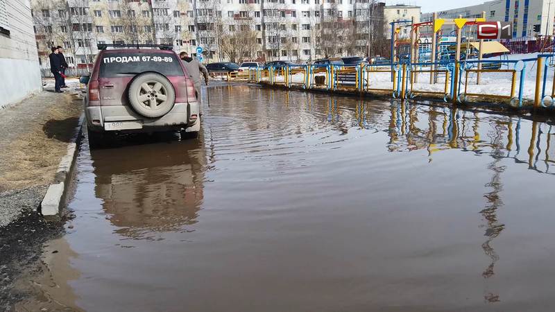 Улицы Сургута превратились в каналы - как в городе борются с талыми водами