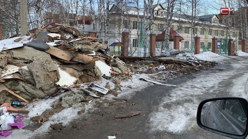 В детский сад через свалку. Жители Сургута жалуются на брошенный строителями мусор  