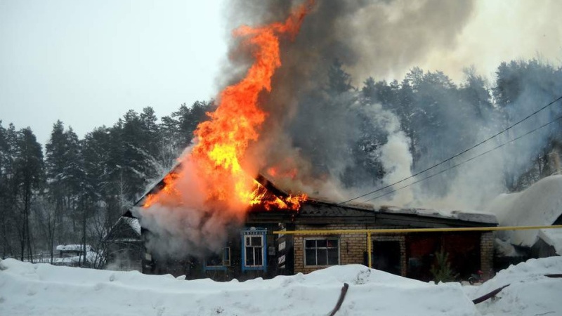 Дачный дом, баня и пристрой загорелись накануне в Сургуте