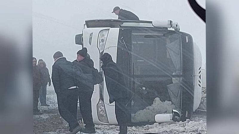 На трассе Сургут-Салехард перевернулся автобус с вахтовиками