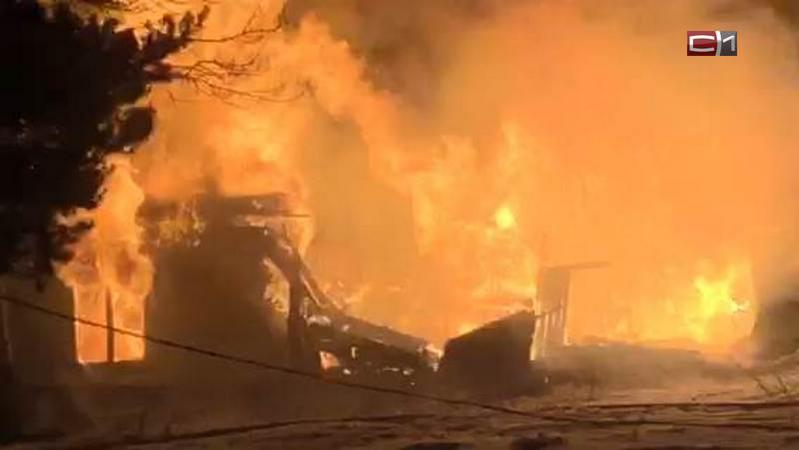 В Сургутском районе пожар - загорелся деревянный дом. ВИДЕО