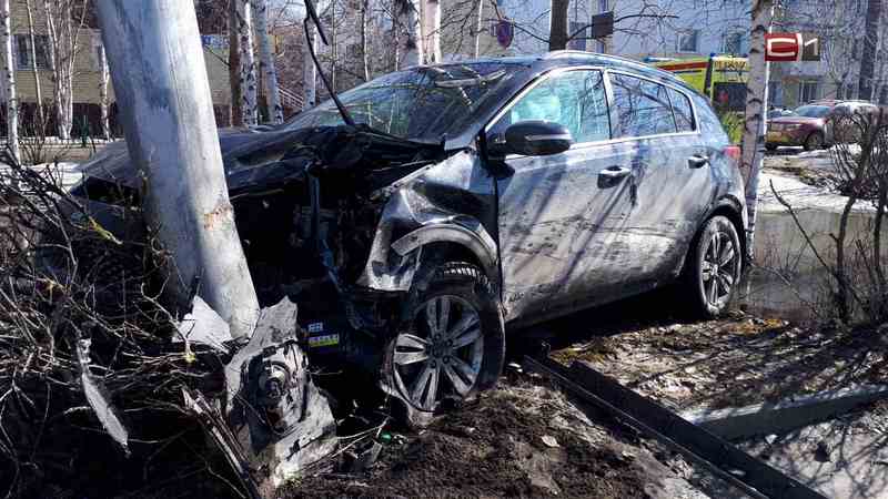 Неудачный маневр водителя привел к жесткой аварии на дороге в Сургуте. ФОТО