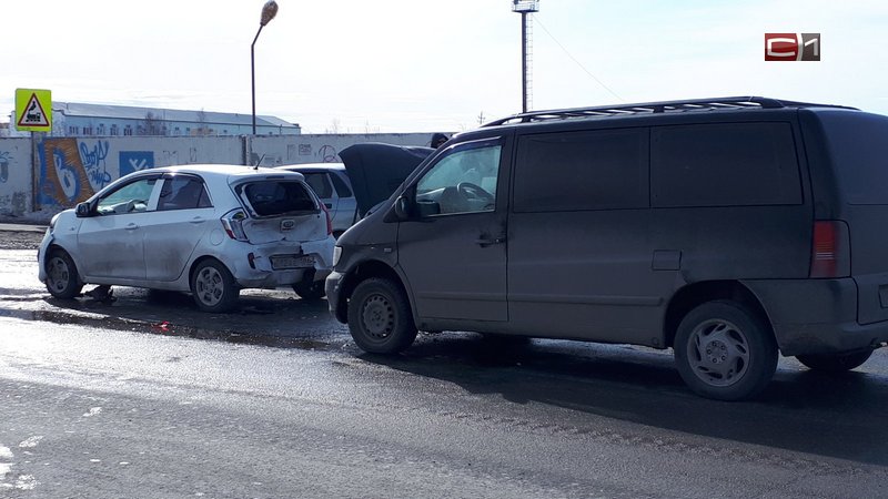 Паровоз из машин в Сургуте: притормозили все, кроме микроавтобуса