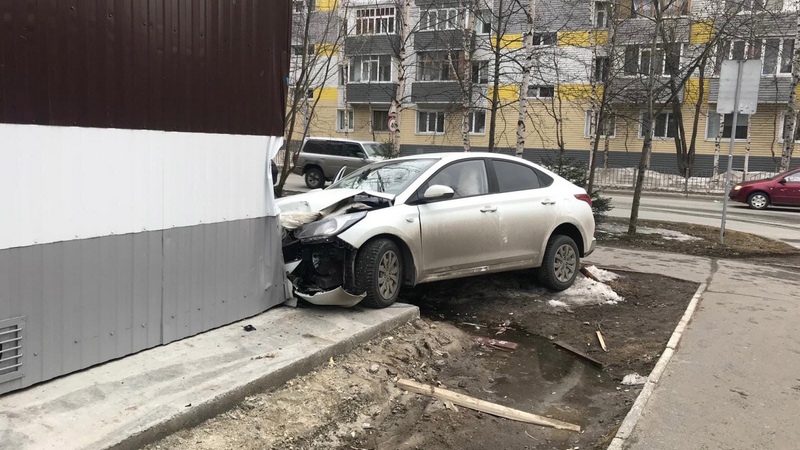 ДТП в Сургуте — девушка врезалась в угол пятиэтажки