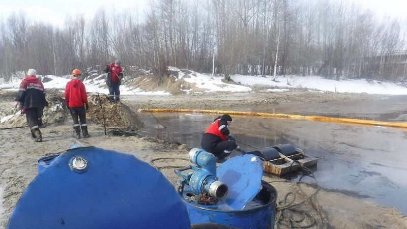 Природнадзор повторно осмотрел загрязненную нефтью реку близ Нижневартовска