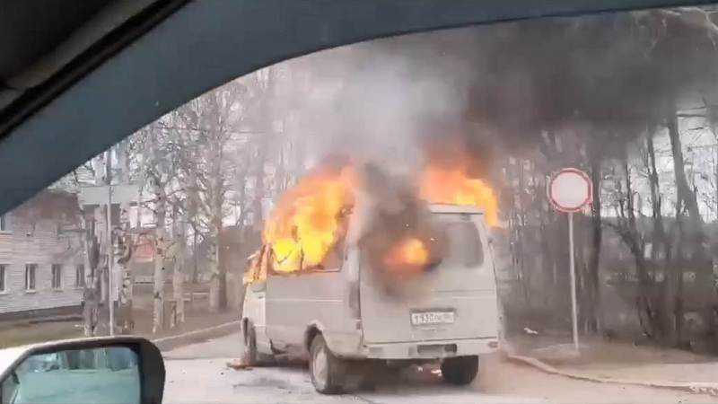 Посреди дороги в Ханты-Мансийске вспыхнул микроавтобус. ВИДЕО