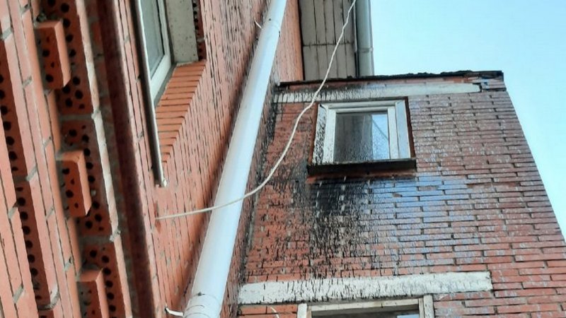 В Югре во время ремонта крыши дома у жильцов почернели окна и балконы