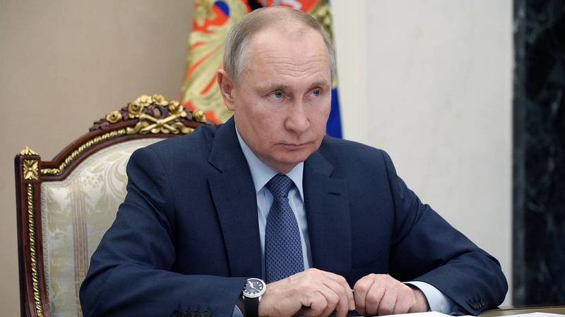 Владимир Путин объявил дни с 1 по 11 мая нерабочими