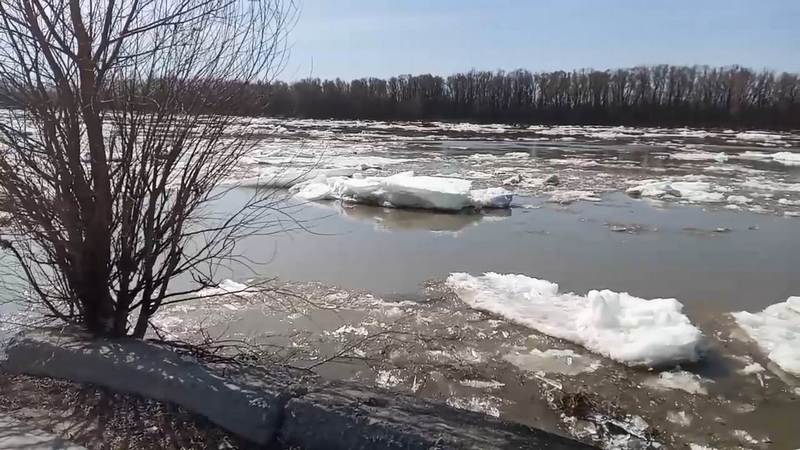 Лед тронулся: на реке под Ханты-Мансийском началось движение