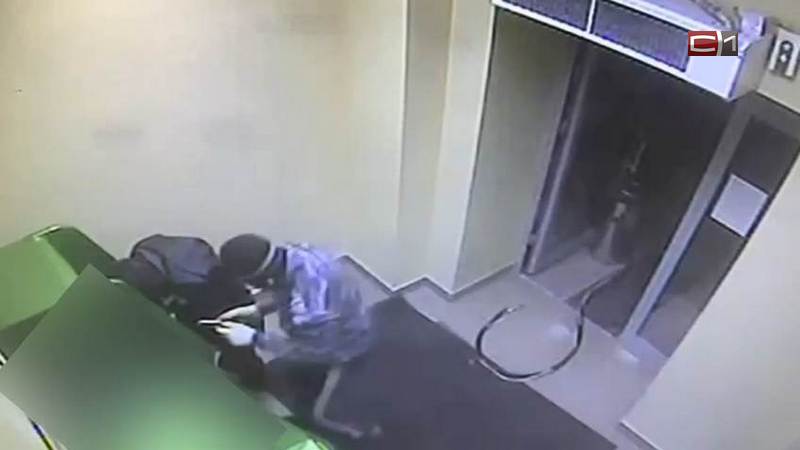 Полиция задержала двух мужчин, пытавшихся взорвать банкомат в Сургуте. ВИДЕО
