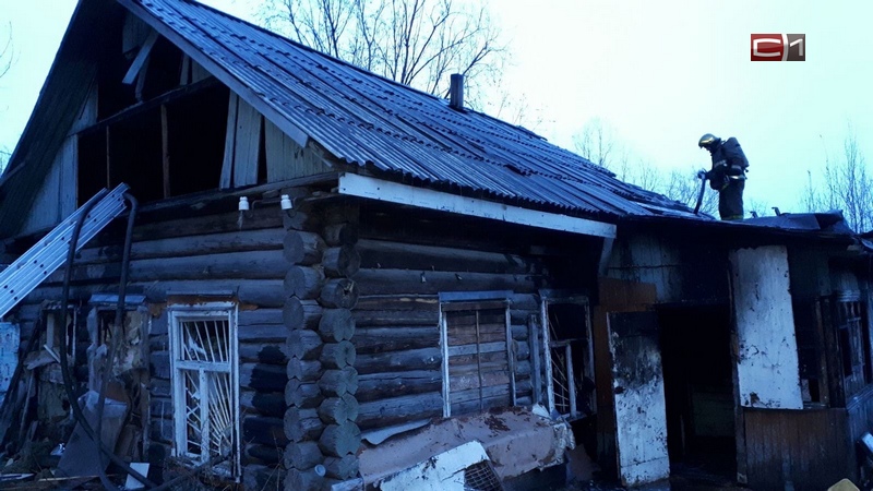 В Сургуте загорелся деревянный дом