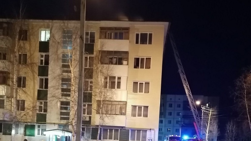 Крыша жилого дома вспыхнула в Нефтеюганске. ВИДЕО