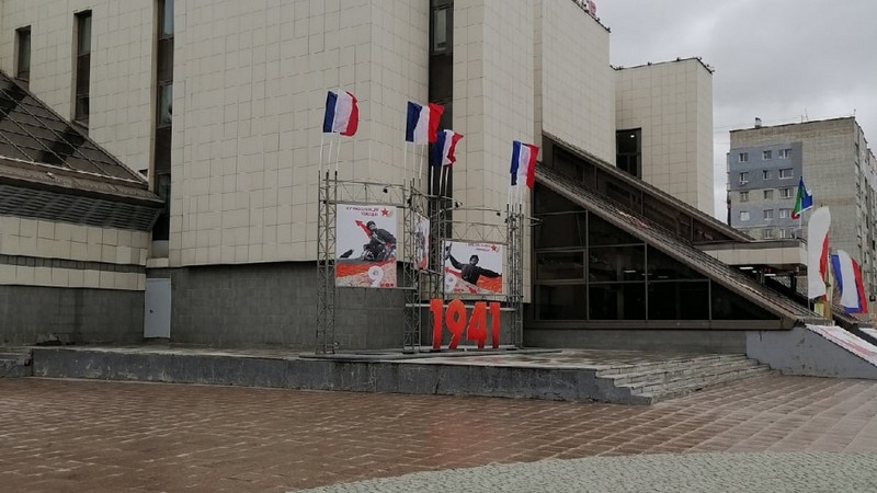 В городе Югры к 9 Мая на площади вывесили флаг Франции