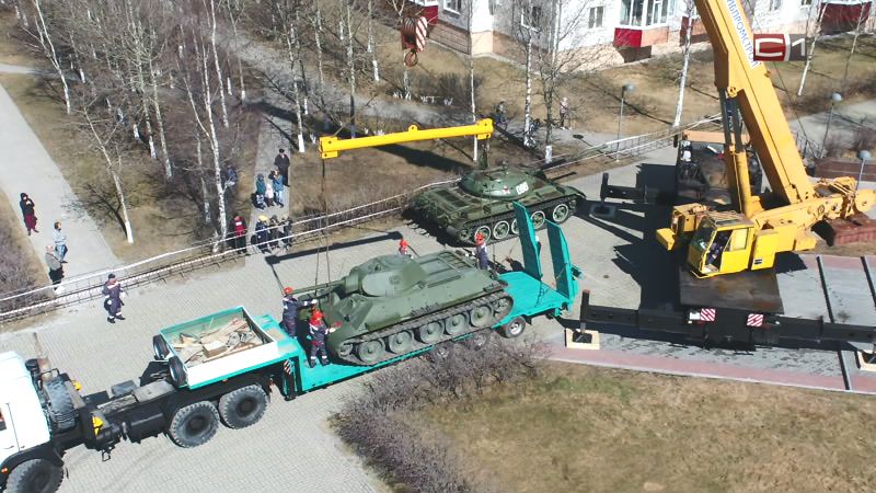 В Сургуте боевой танк Т-34 установили на Мемориале Славы