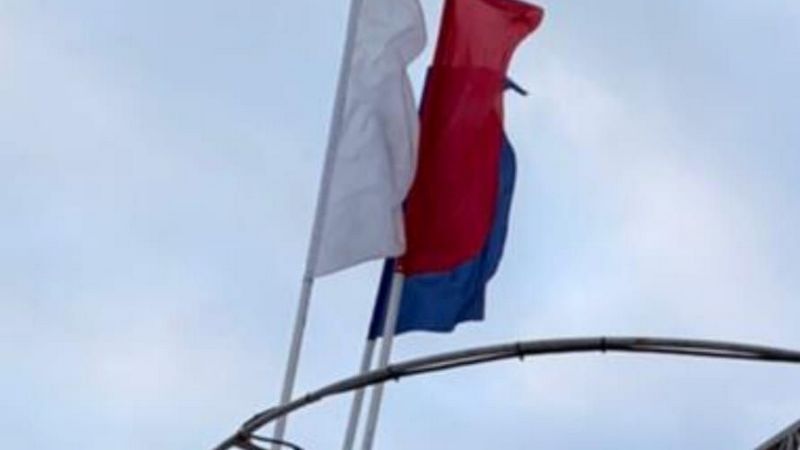 Неправильно поняли: «флаги Франции» пропали с площади в Нижневартовске 