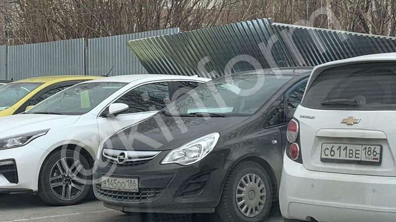 В Сургуте припаркованные во дворе автомобили придавило металлическим забором