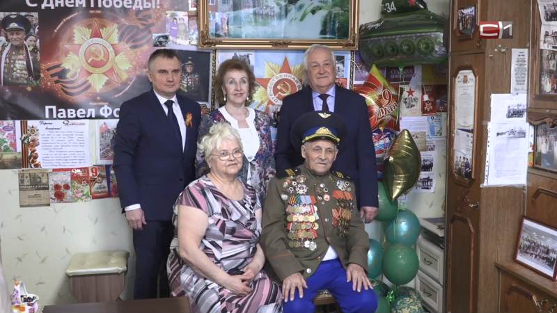 Представители Сургутнефтегаза поздравили ветеранов с Днем Победы