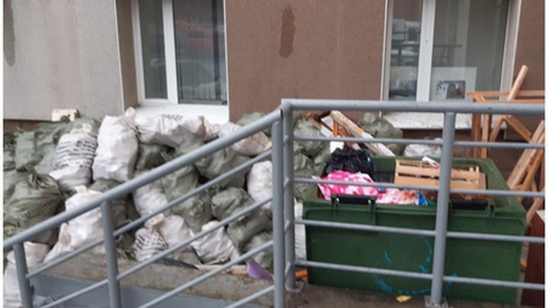 Под окнами жилого дома в Сургуте образовалась свалка из строительного мусора