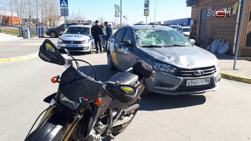 ДТП с мотоциклистом в Сургуте: байкера отбросило в лобовое стекло такси. ФОТО