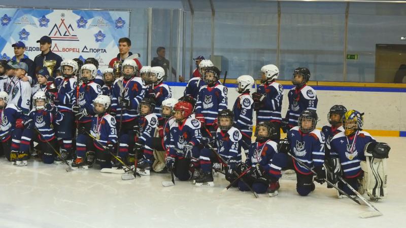 В Сургуте наградили победителей открытого Кубка города по хоккею
