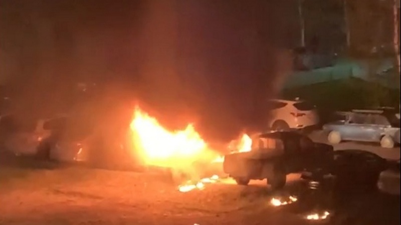 В городе Югры ночью сгорел автомобиль. ВИДЕО