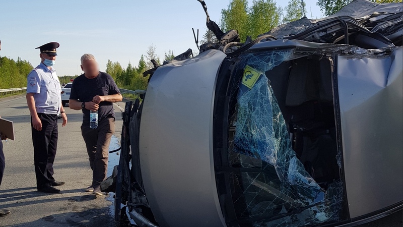 Семья из Югры попала в серьезное ДТП с фурами в Свердловской области. ВИДЕО