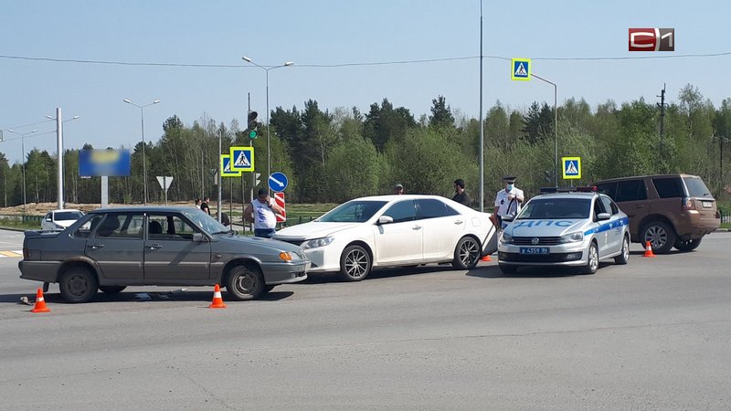В Сургуте столкнулись легковушки - пострадал водитель