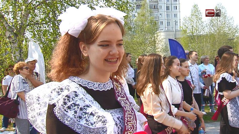 Солнце, песни и слезы: как выпускники Сургута попрощались со школой