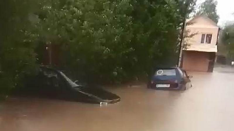 Из-за проливного дождя в Ханты-Мансийске затопило дома и улицы. ФОТО, ВИДЕО