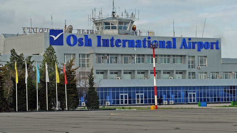 «Не дали даже воды»: летевшая из Сургута женщина с ребенком застряла в аэропорту Оша