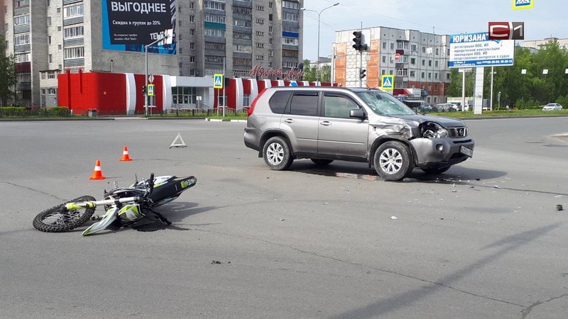 В Сургуте мотоциклист на скорости влетел в легковушку – двое пострадали