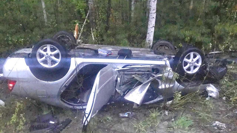 В Югре легковушка улетела в кювет: пострадали водитель и пассажир