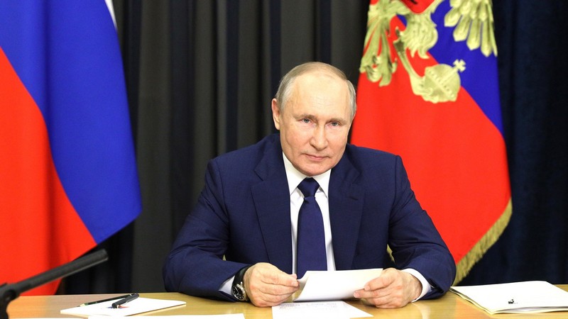 «Богданов мужик нежадный». Путин попросил главу Сургутнефтегаза помочь многодетной семье