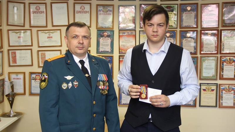 Школьнику из Сургута вручили медаль за спасение человека